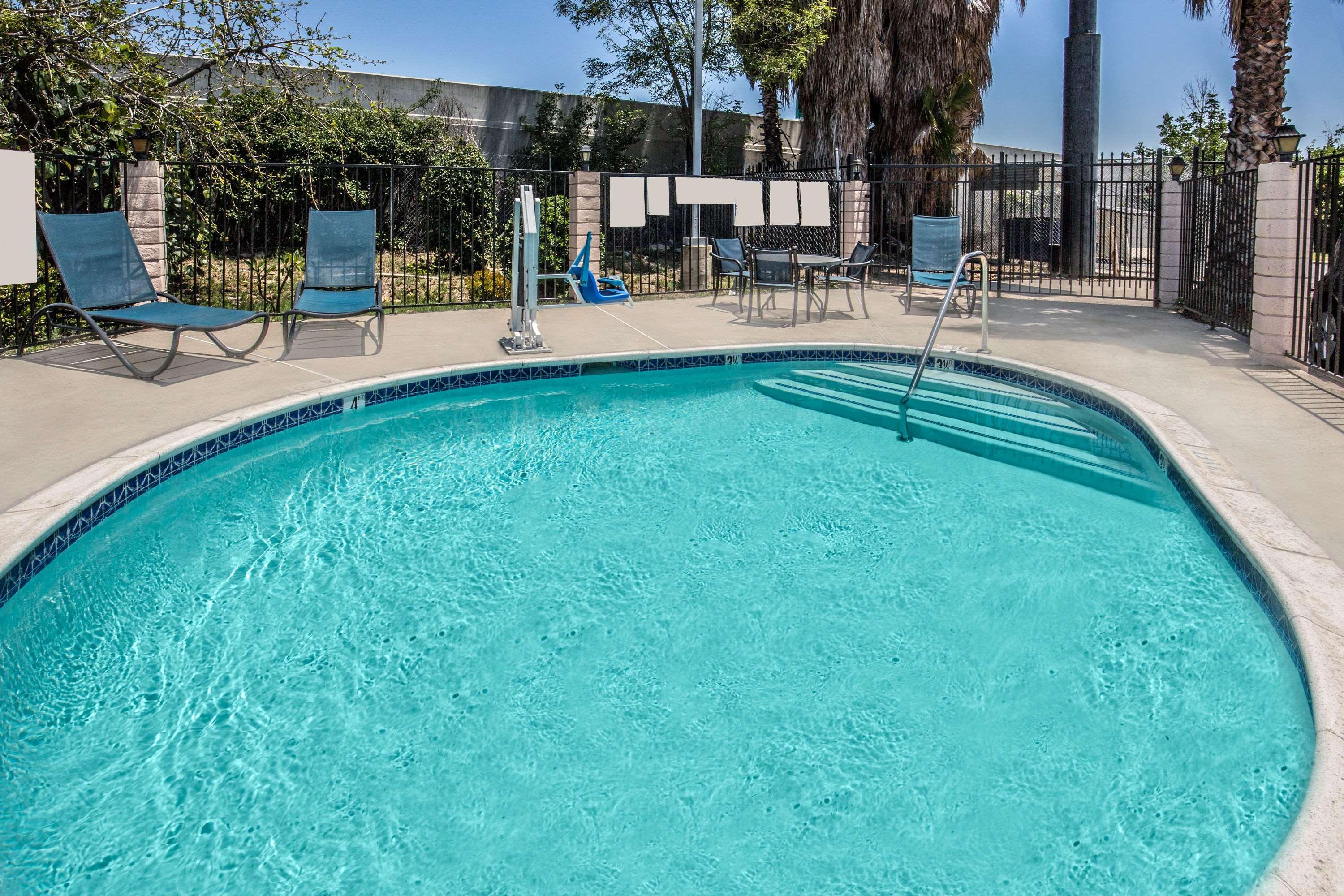 Days By Wyndham Airport Motel 3*