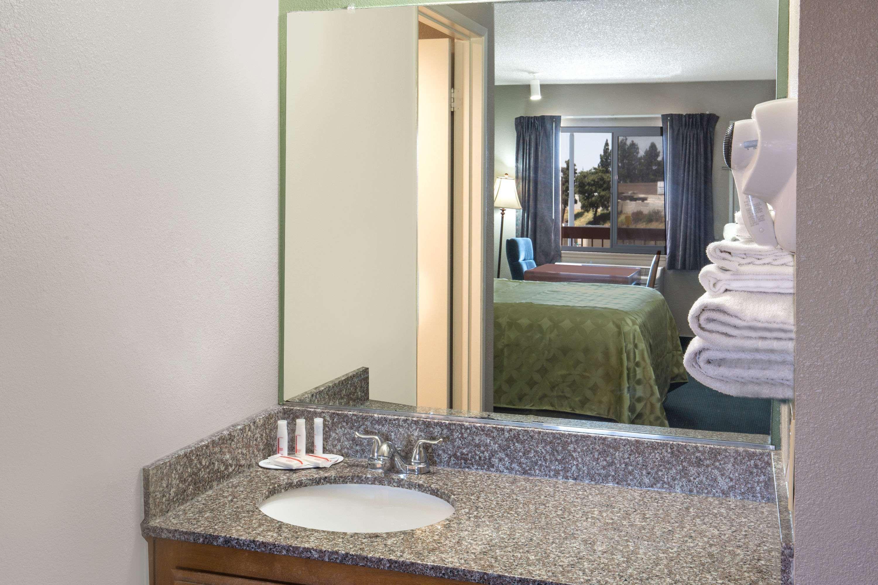Days By Wyndham Airport 3* Ontario