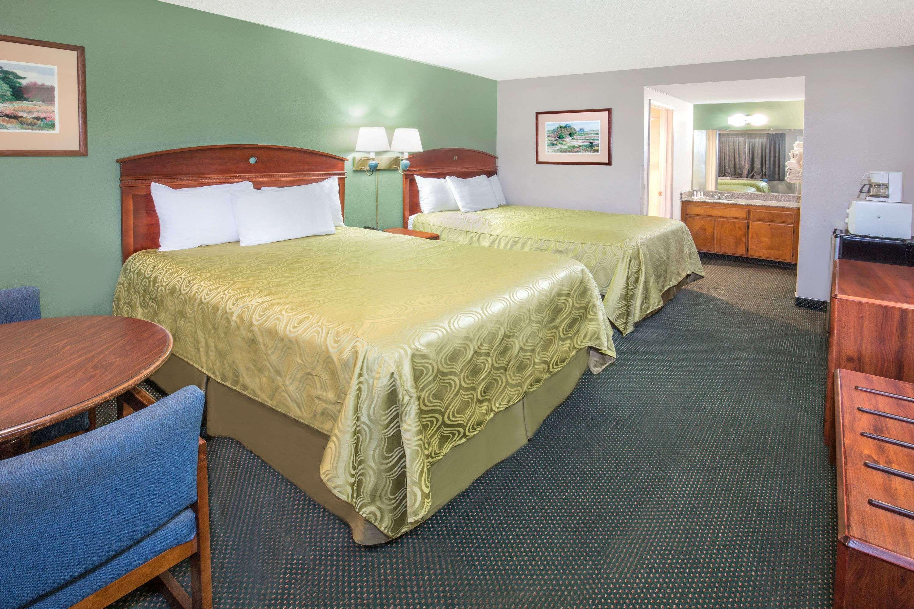 Days By Wyndham Airport Ontario