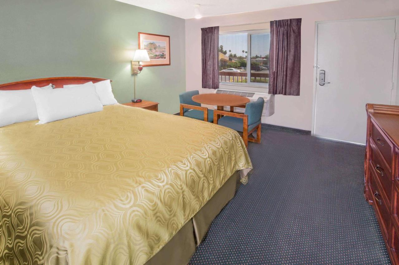 Days By Wyndham Airport Motel Ontario