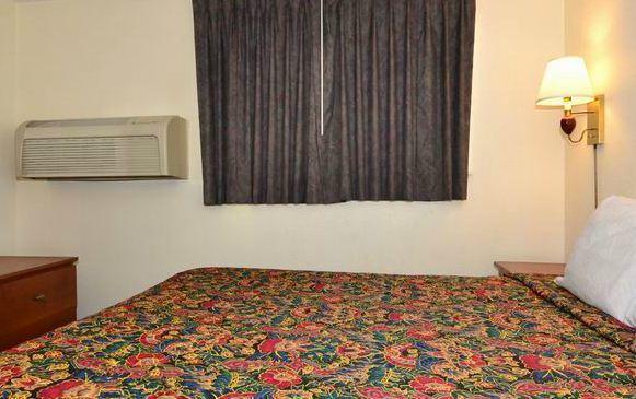 Days By Wyndham Airport Ontario