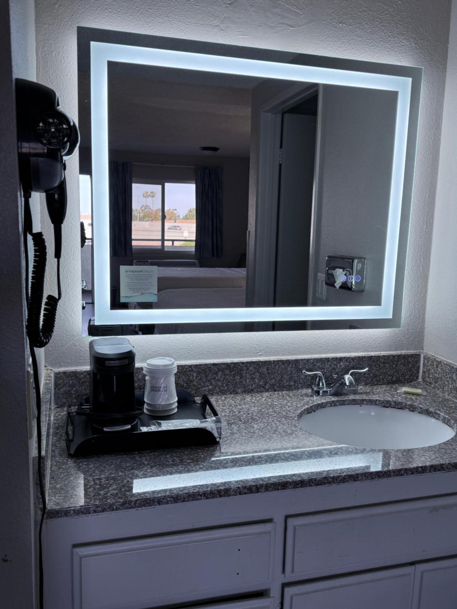 Days By Wyndham Airport Motel Ontario