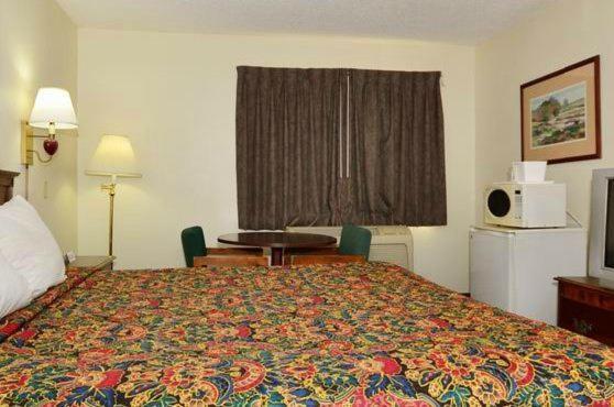 Days By Wyndham Airport Ontario