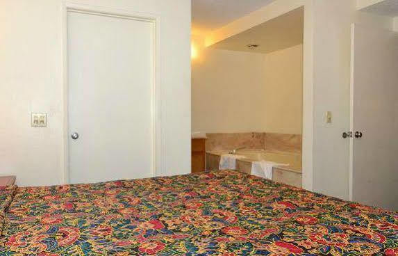 Days By Wyndham Airport Motel Ontario